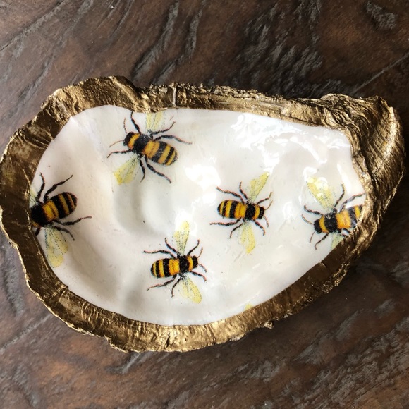 Oyster shell with 🐝 (bees) painted on the inside finished in gold - Picture 3 of 10